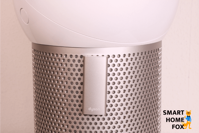 Die Fernbedienung des Dyson Pure Cool Me BP01 Luftreinigers ist magnetisch am zylinderförmigen Sockel befestigt.